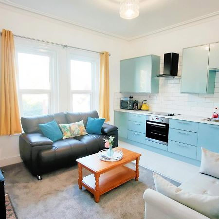Flat-C, 4 Adults, 20 Mins To Beach, Netflix, Wifi, Sleeps 4 Adults Bournemouth Eksteriør bilde