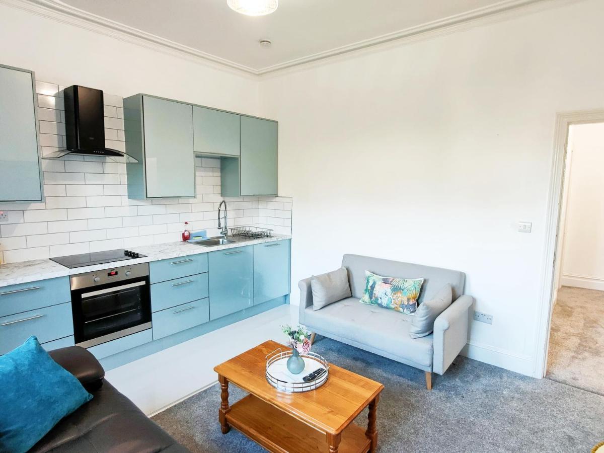 Flat-C, 4 Adults, 20 Mins To Beach, Netflix, Wifi, Sleeps 4 Adults Bournemouth Eksteriør bilde