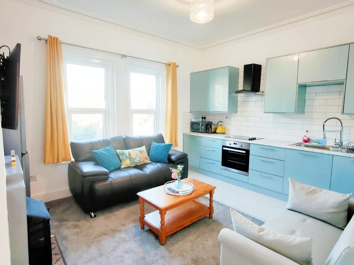Flat-C, 4 Adults, 20 Mins To Beach, Netflix, Wifi, Sleeps 4 Adults Bournemouth Eksteriør bilde