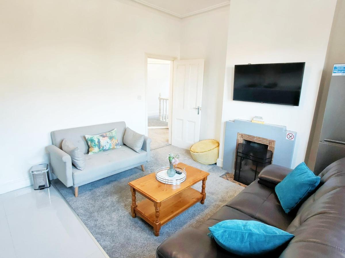 Flat-C, 4 Adults, 20 Mins To Beach, Netflix, Wifi, Sleeps 4 Adults Bournemouth Eksteriør bilde