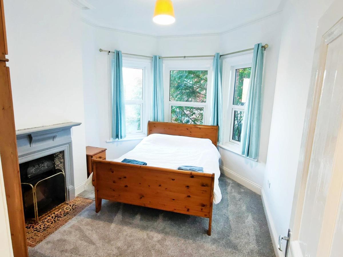 Flat-C, 4 Adults, 20 Mins To Beach, Netflix, Wifi, Sleeps 4 Adults Bournemouth Eksteriør bilde